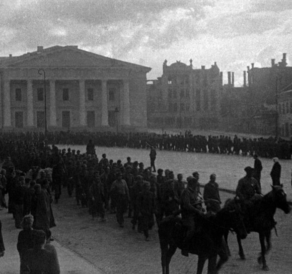 Liepos 13 d. popietė Rotušės aikštėje. Vilniečiams demonstruojama belaisvių kolona.
