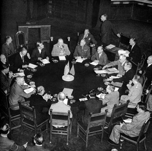 Didžiojo trejeto (SSRS, JAV ir Didžiosios Britanijos vyriausybių vadovų) susitikimas Potsdamo konferencijoje. Tolimesnėje eilėje centre sėdi Didžiosios Britanijos premjeras Winstonas Churchillis, antras į dešinę nuo jo - SSRS užsienio reikalų komisaras Vi