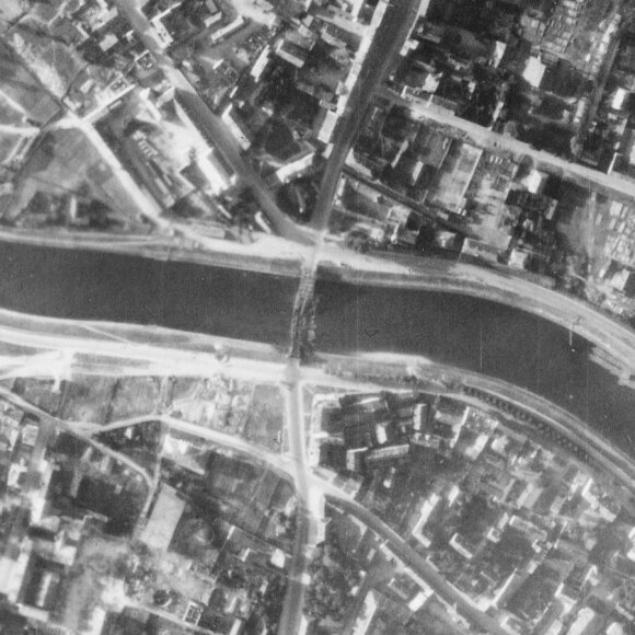 1944 m. liepos 9 d. žvalgybinės vokiečių nuotraukos fragmentas. Matomas susprogdintas Žaliasis tiltas ir jo aplinka. (Šaltinis: JAV nacionalinis archyvas The National Archives at College Park)