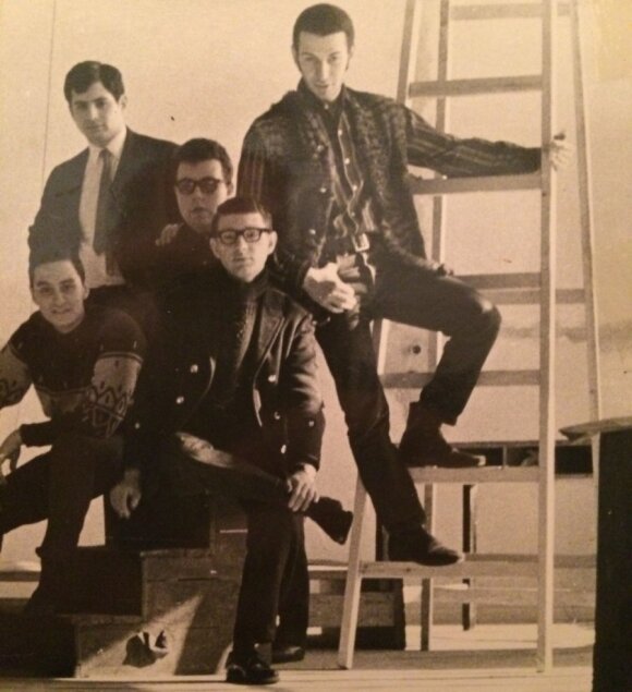 Semas Josmanas sėdi užsikėlęs koją ant kojos su „Neringos“ draugais 1968 m.