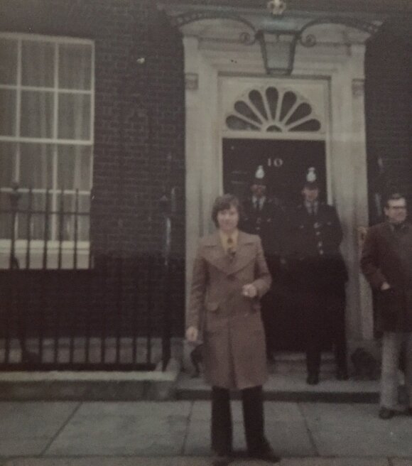 Prie Dauningo gatvės  (Downing street ) 10. Tais laikais dar  galėjai pabelsti į duris. 1975 m. 