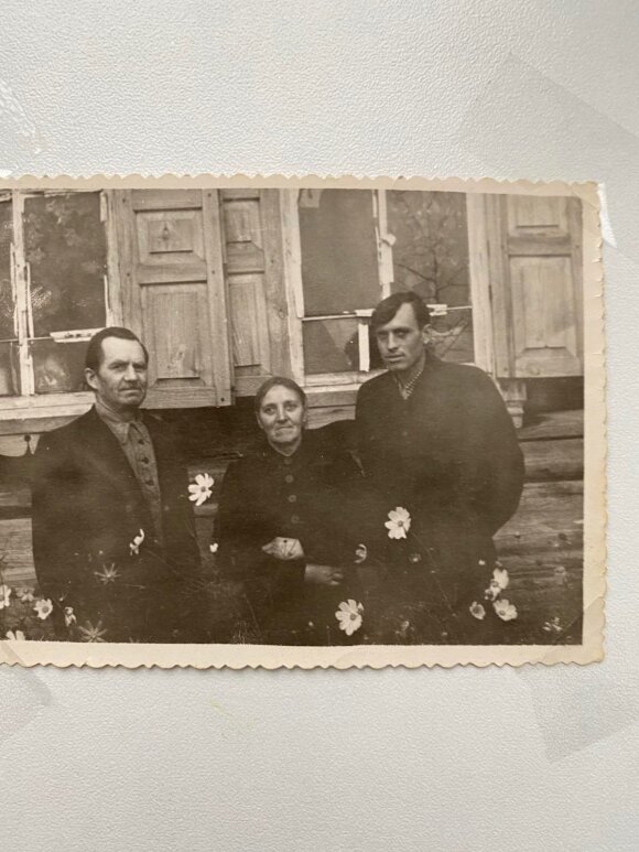 Sofija ir Pranas Kasperaičiai su sūnumi Pranu prie savo namų Plotbiščės kaime 1957 m. K. Kasperaitytės-Motužienės archyvas
