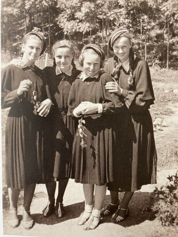 Kretinga apie 1940 m. Kretingos pranciškonų gimnazijos moksleivės (iš dešinės): pirma – Birutė Japertaitė, trečia – Estera Kverelytė.