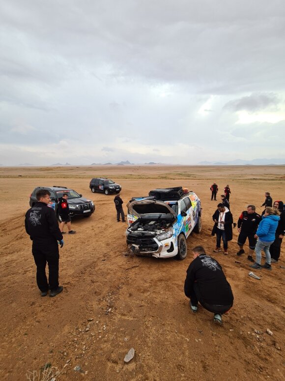 Vanago komanda Saudo Arabijoje gelbėjo kolegas („TOYOTA GAZOO Racing Baltics“ nuotr.)