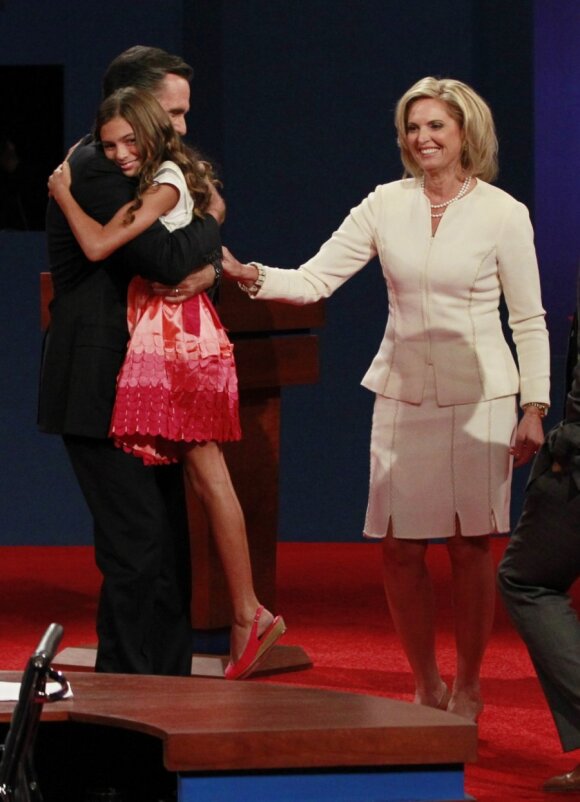 Mittas Romney su žmona Ann ir anūke Chloe