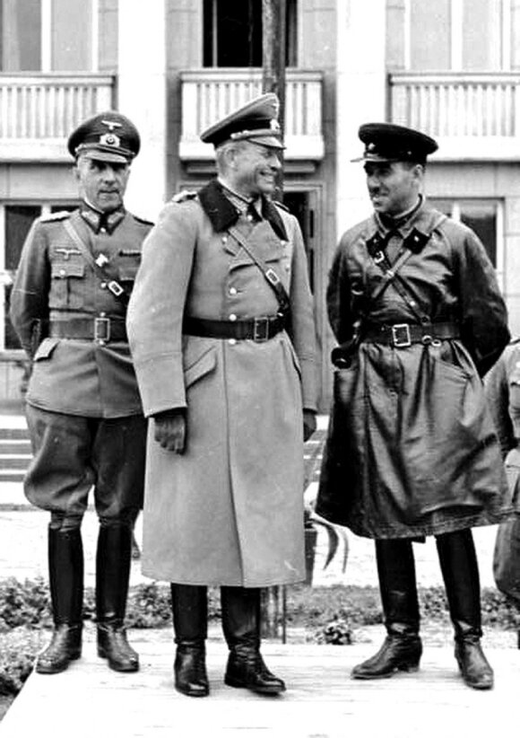 Generolas H. Guderianas (gimė 1888 07 17) ir kombrigas  S. Krivošejinas  (gimė 1899 11 28)  ant parado pakylos. 1939 m. rugsėjo 22 d.