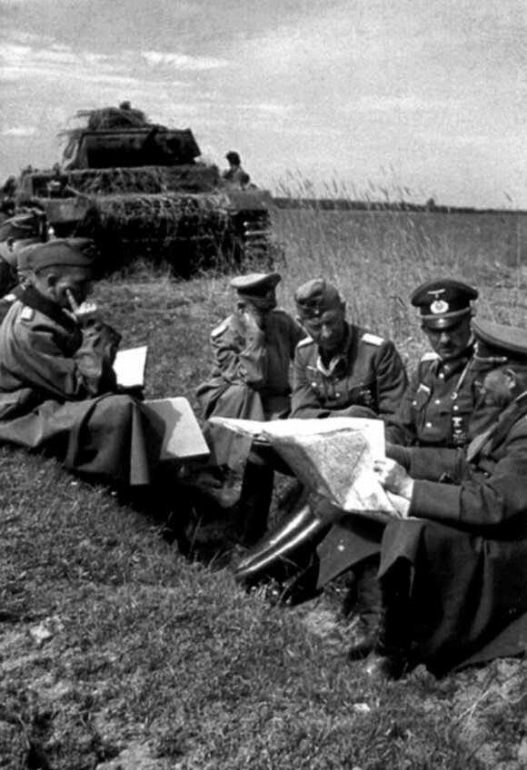 H. Guderianas tariasi su savo grupės junginių vadais. Iš dešinės: H. Guderianas, 17-osios tankų divizijos vadas generolas leitenantas H. J. von Arnimas, 47-ojo motorizuotojo korpuso vadas šarvuočių ir tankų kariuomenės generolas J. Lemelsenas, neidentifik