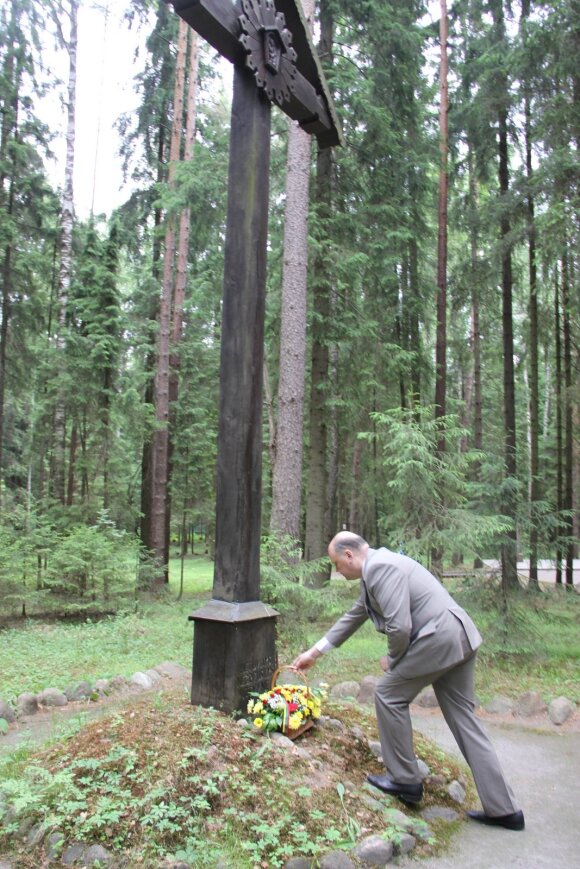 Левашовское кладбище под Санкт-Петербургом. Возложение цветов в памятнику литовцам – жертвам репрессий