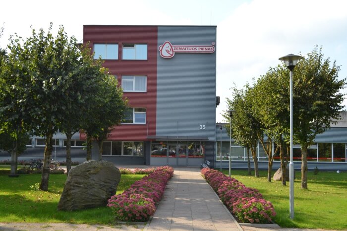 „Žemaitijos pienas“ gydymo įstaigoms padovanojo reikalingų priemonių ir toliau kasdien juos džiugins savo produkcija