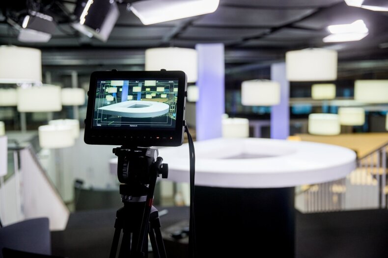 Daug ką negrįžtamai pakeitę metai: „Delfi TV“ vedėjai parodė, kaip iš tiesų atrodo darbo užkulisiai