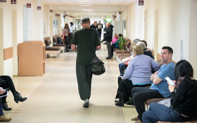 Очередь в поликлинике право. Очередь в больнице. Очередь в клинику. Люди в очереди в больнице. Отсутствие очередей.