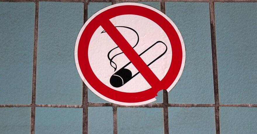 uždrausti rūkyti