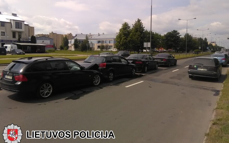 Panevėžyje susidūrė 4 automobiliai, policija ieško liudininkų