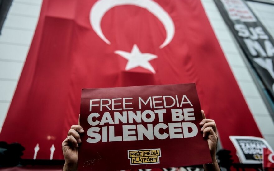 Turkijos policija šturmavo vyriausybę kritikuojančios žiniasklaidos grupės būstinę