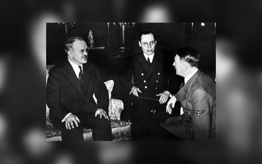 Viašeslavas Molotovas (kairėje) ir Adolfas Hitleris (dešinėje)