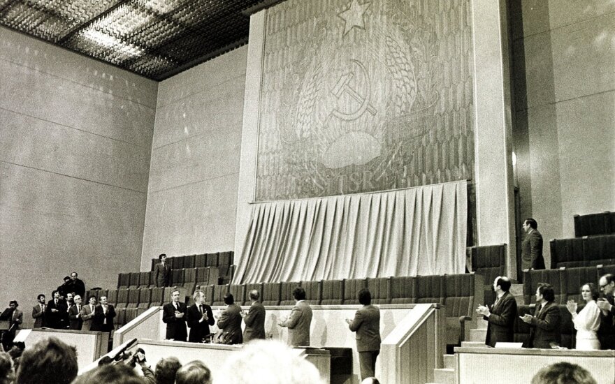 1990 kovo 11d. Seimas skelbia Lietuvos nepriklausomybės atkūrimo aktą