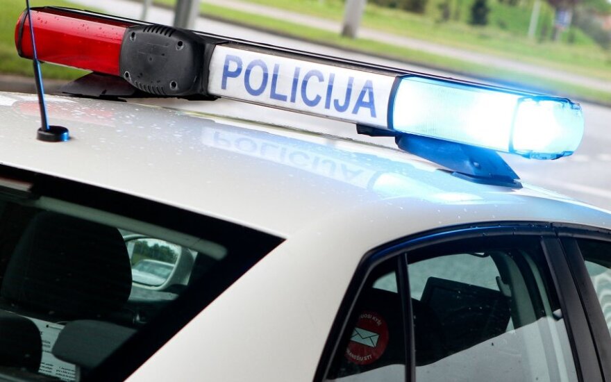 Nuo policijos bėgusių jaunuolių BMW apsivertė Pasvalio r.: 4 sužaloti