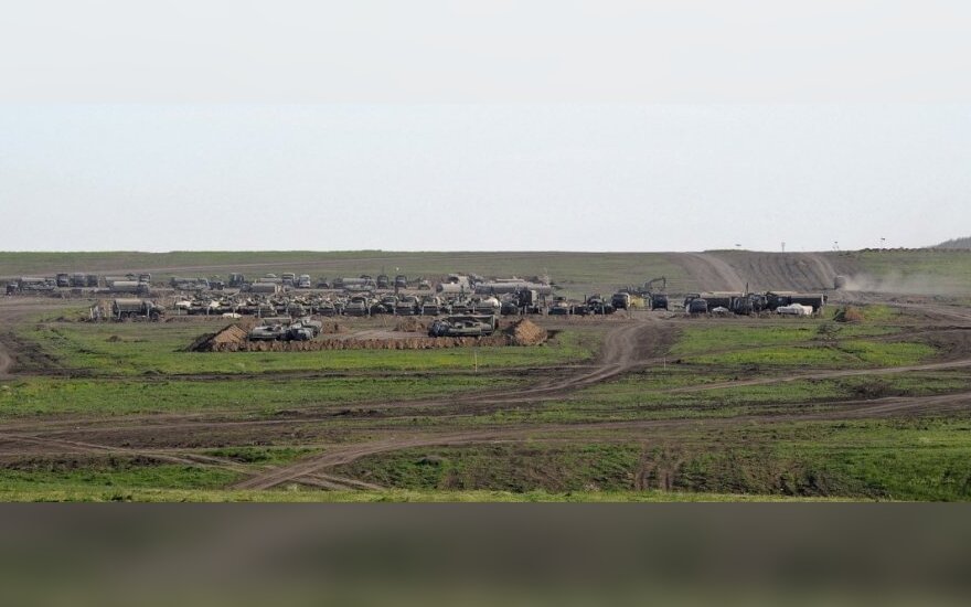„Reuters“: Rusija prie Ukrainos sienos permetė daug karinės technikos