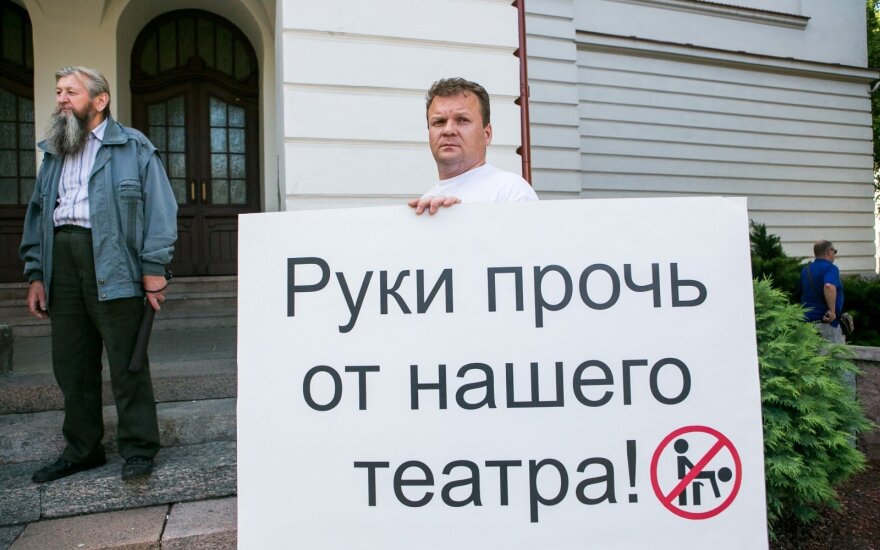 Rusų sąjungos nariai protestuoja prieš gėjų renginį Rusų dramos teatre