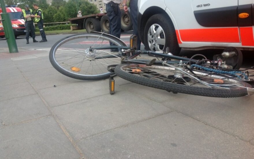 Skaudi nelaimė Anykščiuose: kritęs po automobilio ratais žuvo dviratininkas