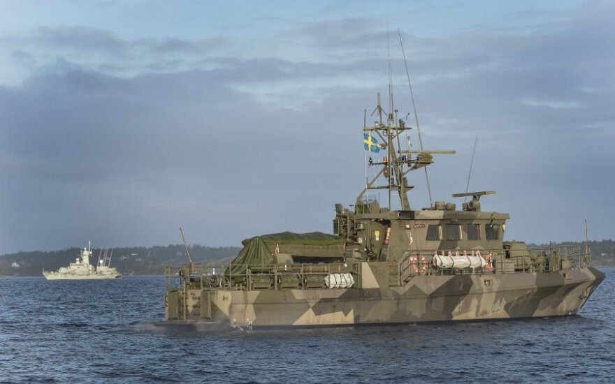 Rusija aiškina, kodėl prie Švedijos ratus suka jos tanklaivis