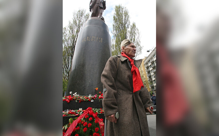 Veteranas prie paminklo V.Leninui
