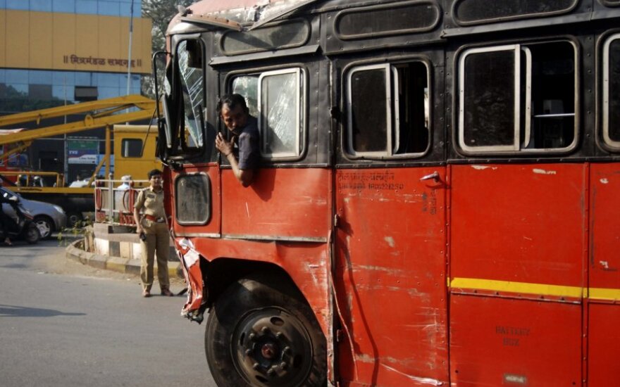 Indijoje įsisiautėjęs vairuotojas autobusu suvažinėjo 9 žmones