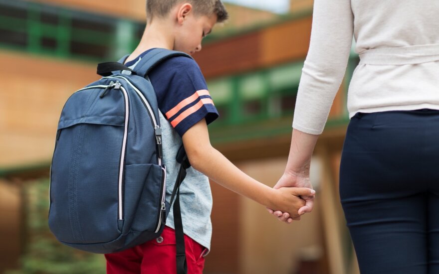 Trijų vaikų mama stojo į kovą prieš mokyklą: vaikai paimti dėl nepasitvirtinusio pranešimo