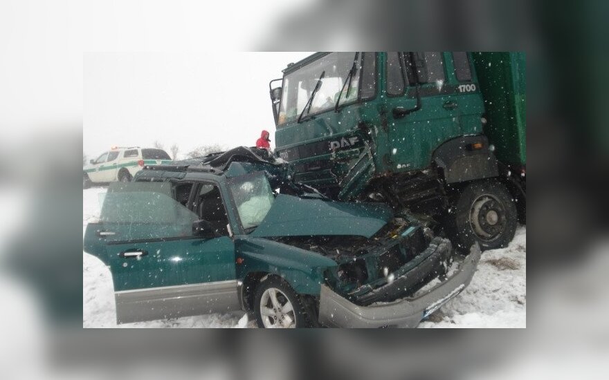Kraupi avarija Zarasų rajone: sunkvežimis sutraiškė „Subaru“, žuvo moteris
