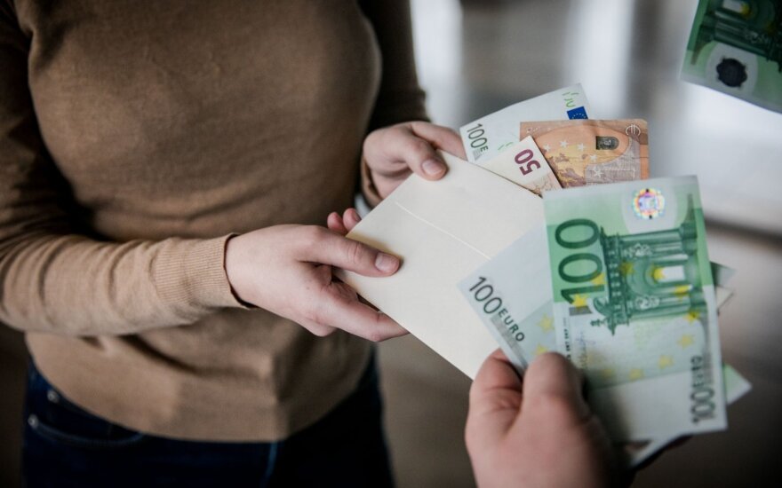 Tauragėje registruota bendrovė, jos buvęs direktorius ir buhalterė kaltinami mokesčių vengimu: dalį atlyginimų mokėjo „vokeliuose“