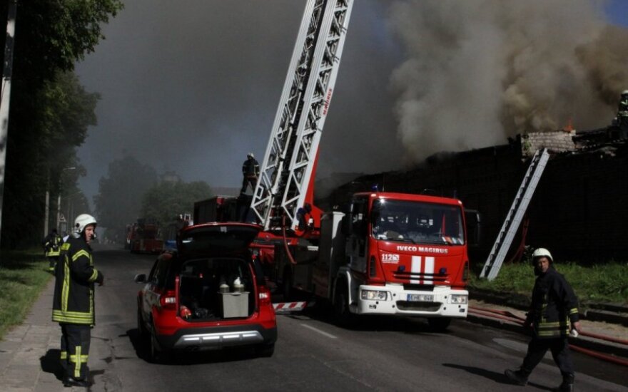 Vilniuje – didžiulis gaisras: užsiliepsnojo dalis senos gamyklos