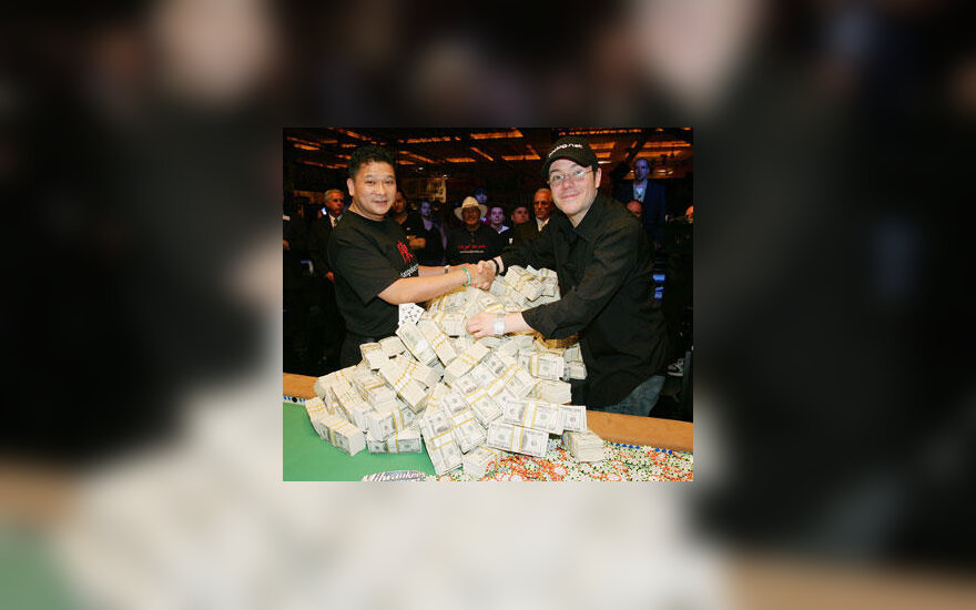 2006 metų pasaulio pokerio čempionato nugalėtojas Jamie Goldas (dešinėje) ir jo 12 mln. dolerių prizas grynaisiais