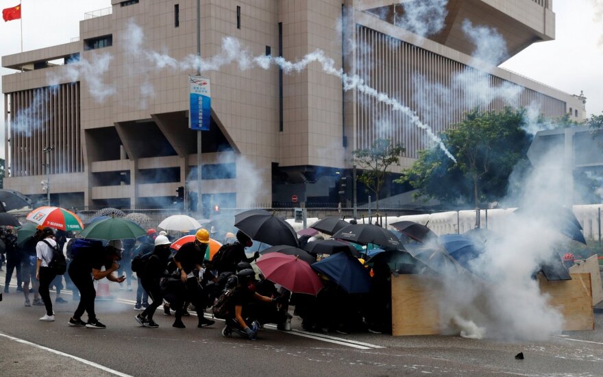 Policija ašarinėmis dujomis vaiko demonstrantus Honkonge