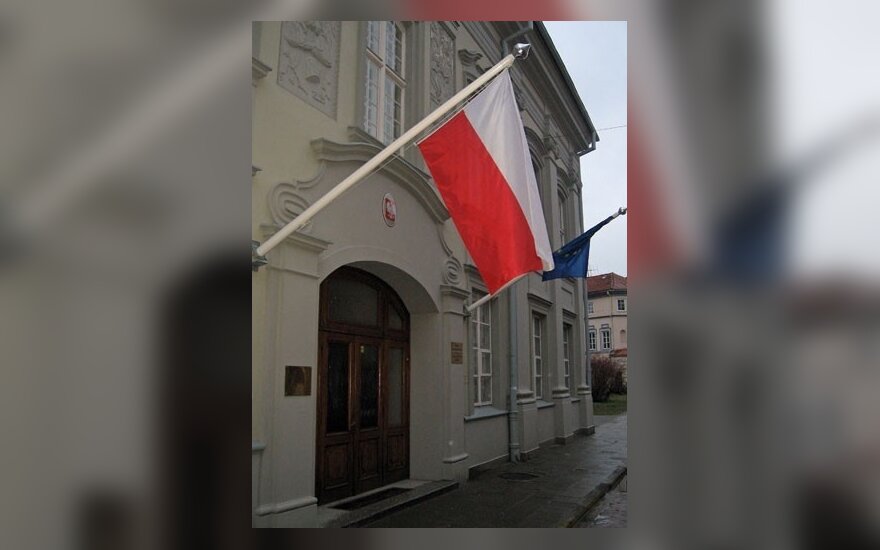 Lenkijos ambasada Lietuvoje, Lenkijos vėliava