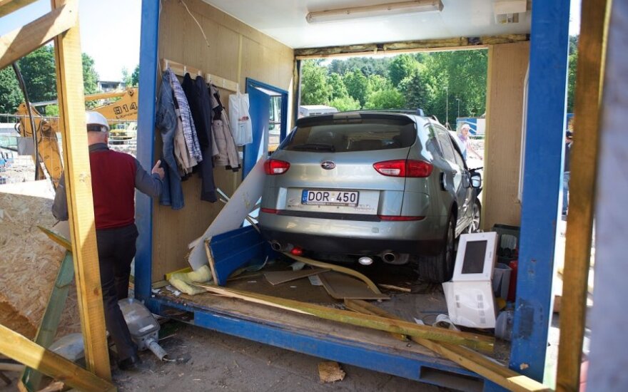 Vilniuje azerbaidžianietis su „Subaru“ pralėkė kiaurai apsaugos būdelę, sužalotas jaunas vyras