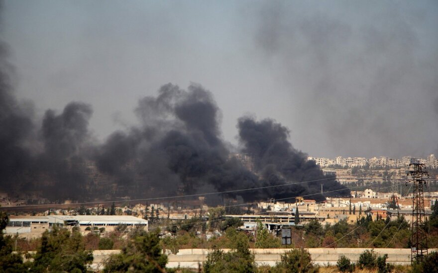 Iš Rusijos lėktuvų bombarduotas IS kontroliuojamas, bet turkų pajėgų apsuptas Sirijos miestas
