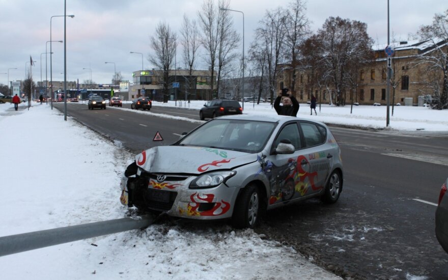 Vilniuje viena paskui kitą pasipylė avarijos, mokomasis automobilis išvertė stulpą