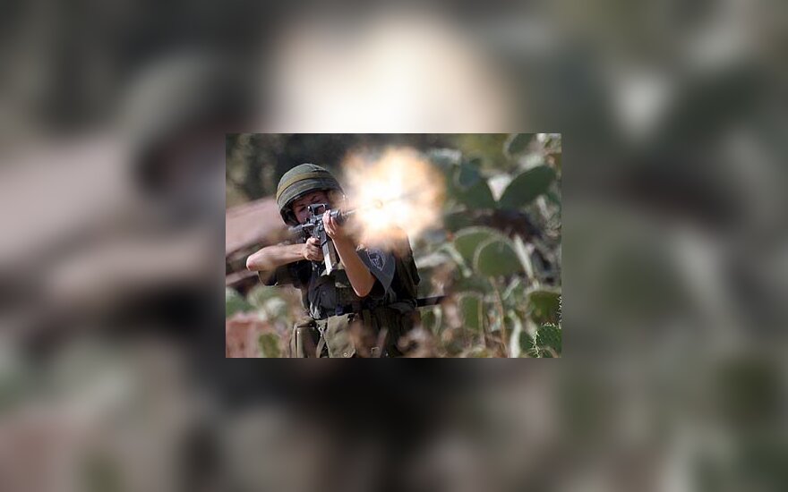 Izraelio kareivis šaudo Vakarų krante
