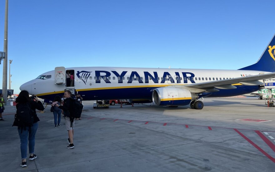 „Ryanair“ dėl pabrangusių degalų planuoja kelti kainas