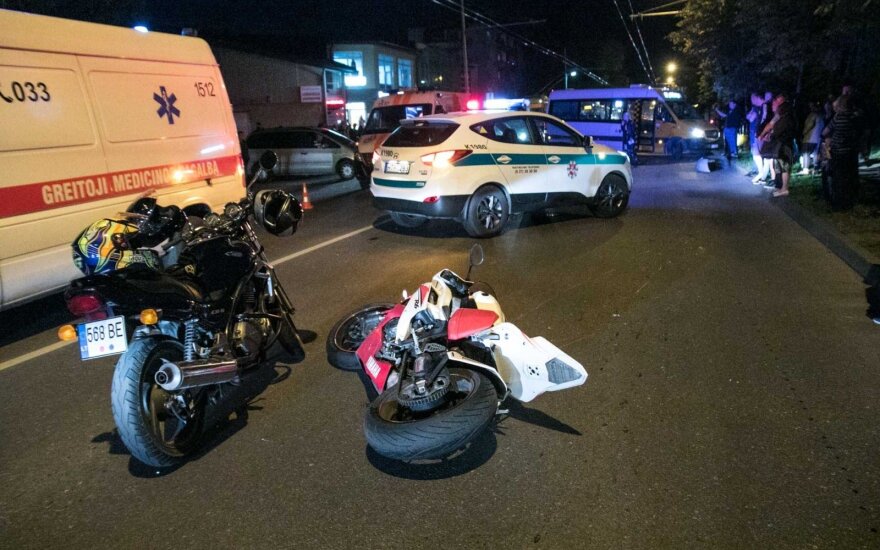 Automobilis Kaune rėžėsi į du motociklus: sužeistieji skubiai išvežti į ligoninę