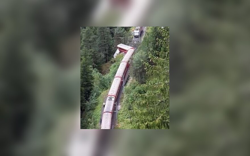 Šveicarijoje nuo bėgių nuvažiavo traukinys