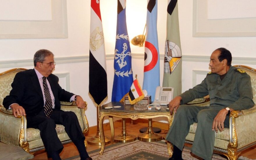 Amr Mussa (kairėje) ir Ginkluotųjų pajėgų Aukščiausiosios Tarybos vadovas feldmaršalas Husseinas Tantawi