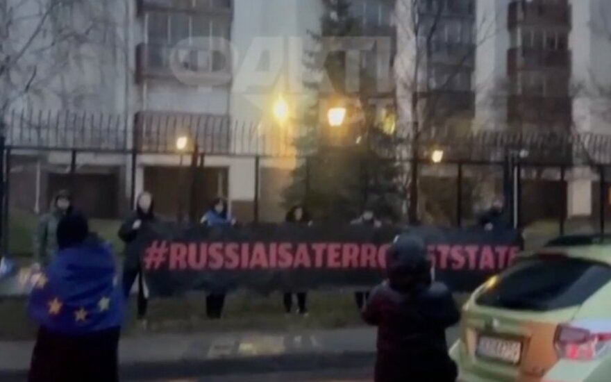 [Delfi trumpai] Rusijos diplomatus Varšuvoje pažadino sprogimų garsai ir sirenos (video)