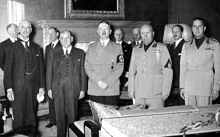 Pasirašant Miuncheno sutartį. Iš kairės į dešinę N. Čemberlenas, E. Daladjė, A. Hitleris, B. Musolinis, G. Ciano. 1938 m. rugsėjo 30 d., leidyklos „Briedis“ nuotr.