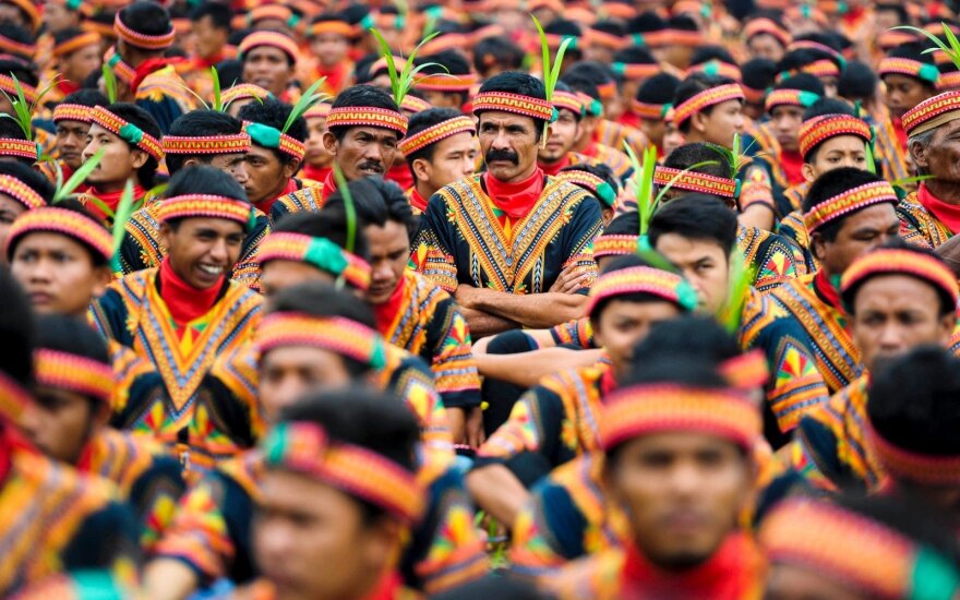 Indonezijoje per 10 000 vyrų šoko ir dainavo propaguodami vienybę