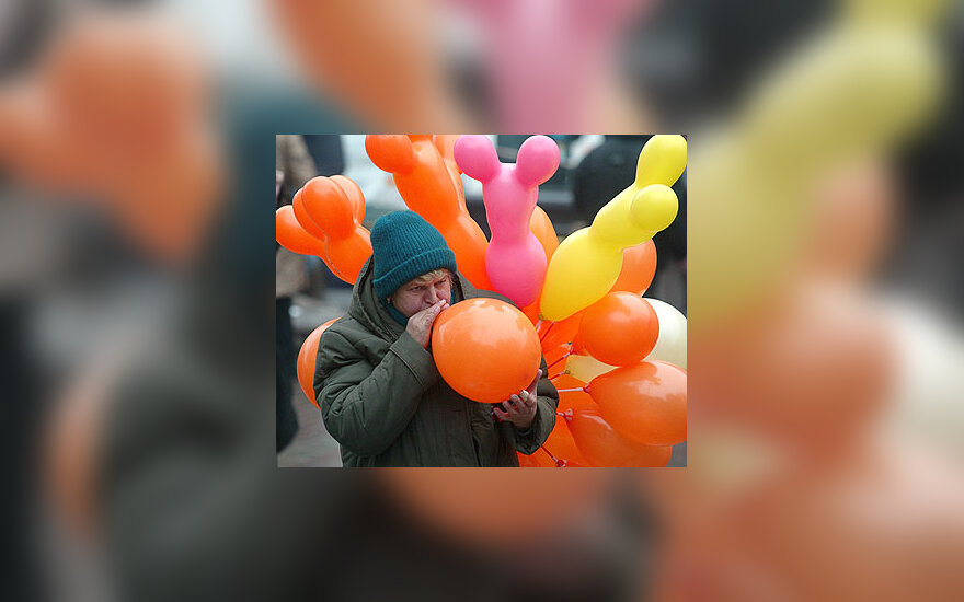 Ukrainos suirutės metu Kijevo gatvėse klesti oranžinių balionų prekyba.