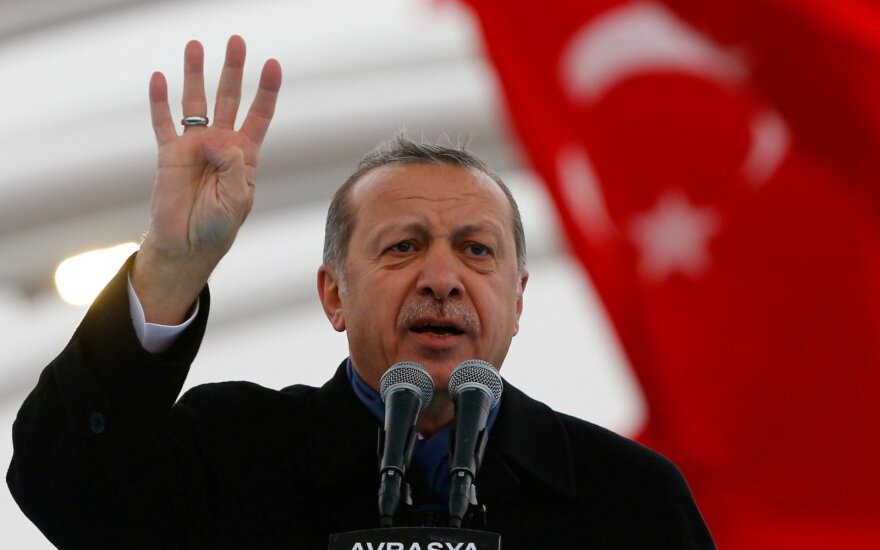 Austrijos miestelis atšaukė Turkijos prezidento reformoms paremti skirtą sambūrį