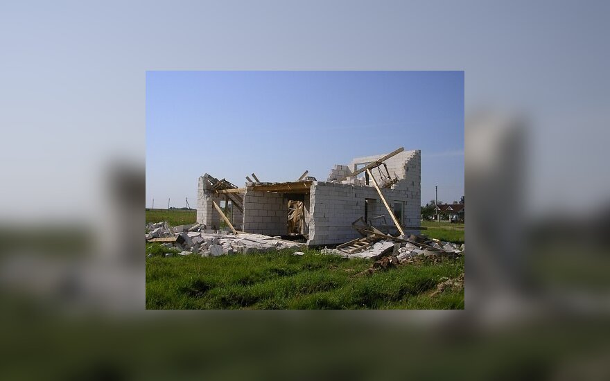 Kas sugriovė namą: statybininkų aplaidumas ar vėtra?