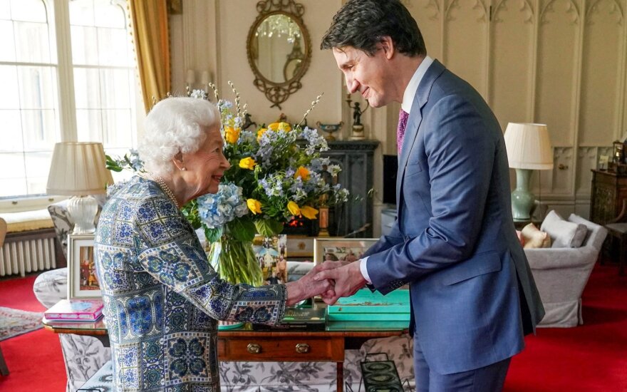 Anglijos karalienė, susitikusi su Kanados premjeru, pasiuntė svarbią žinutę visam pasauliui