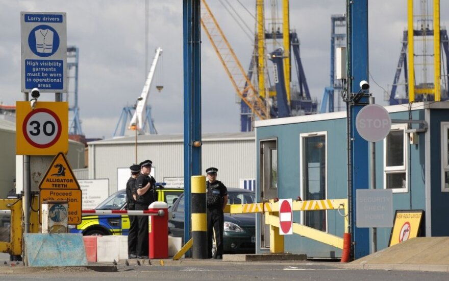 Britanijoje laivo konteineryje rasti 35 žmonės, vienas vyras mirė